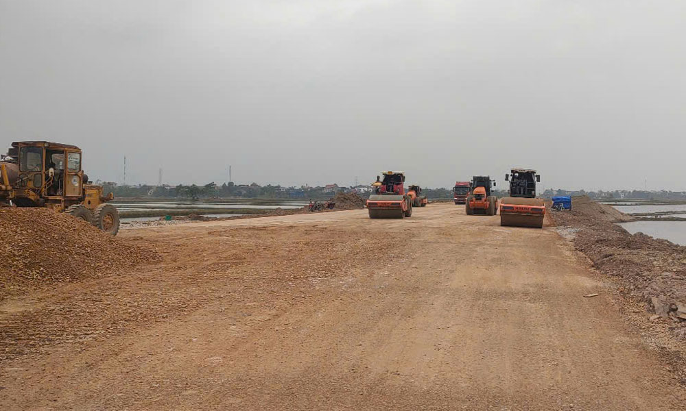 Bac Giang strives to complete paths to Dong Viet bridge ahead April 30